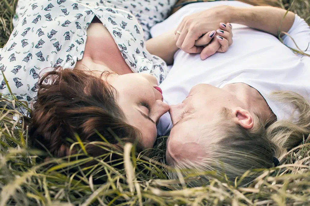 Halfwaycheck user scenario with couple laying on grass