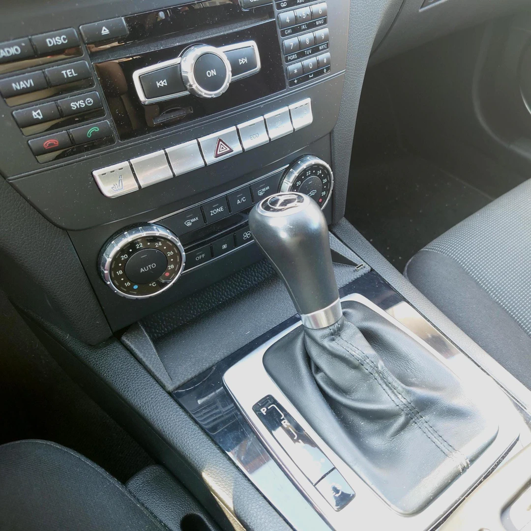 Melbah wireless charger in use