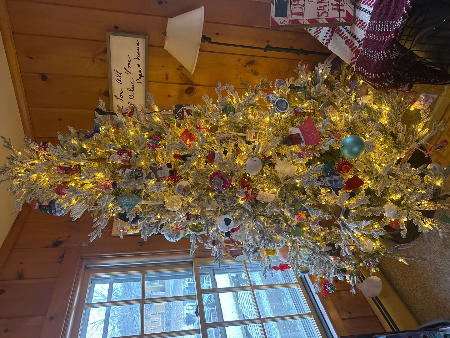 Roastmytree user scenario image with families enjoying Christmas